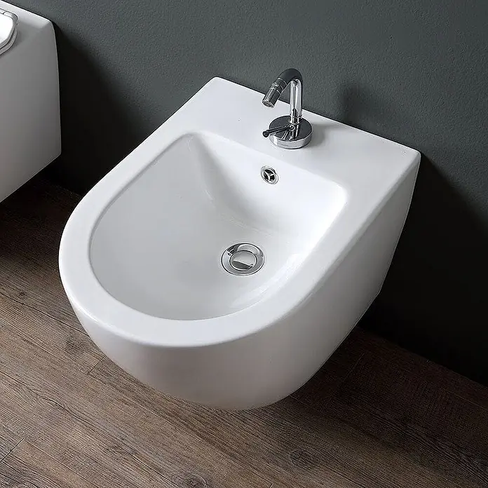 Kiamami Valentina Wand-WC-Kombination - Spülrandlos, WC Abgang: Senkrecht, Weiß - Hängendes Bidet aus weißer Keramik mit Chromarmatur und Abfluss.