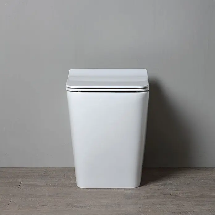 Kiamami Valentina Stand-WC - Spülrandlos, WC Abgang: Senkrecht, Weiß - Modernes weißes Keramik-Stand-WC mit minimalistischem rechteckigem Design.