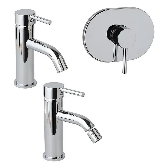Kiamami Valentina Badewannenarmatur - Silber - Drei glänzende Chrom-Badezimmerarmaturen: ein Standard-Waschtischhahn, ein Bidet-Hahn und eine wandmontierte Einhebelmischbatterie.