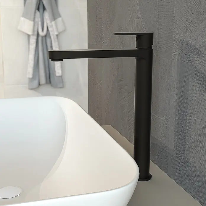 Kiamami Valentina Waschtischarmatur - Schwarz - Matter schwarzer, hoher Wasserhahn neben einem weißen Aufsatzwaschbecken im Badezimmer.