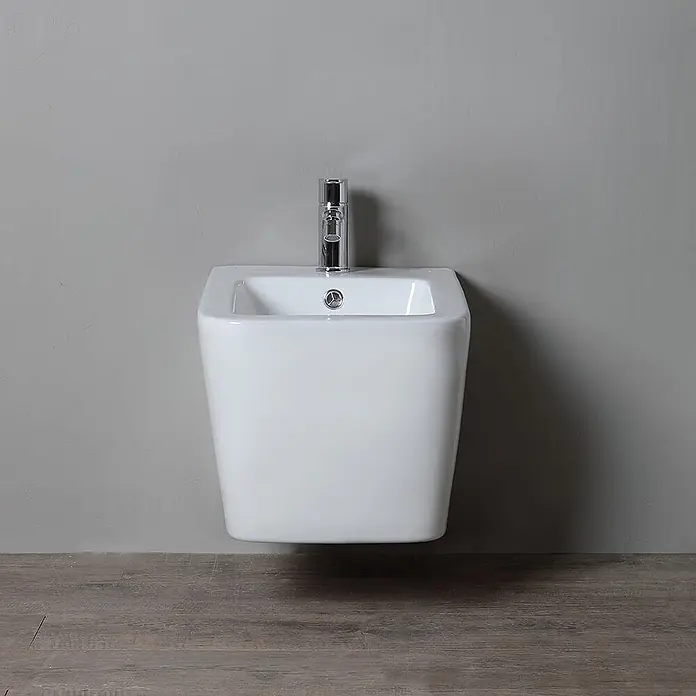 Kiamami Valentina Wand-WC-Kombination - Spülrandlos, WC Abgang: Senkrecht, Weiß - Weißes wandhängendes Keramik-Bidet mit Chromarmatur.
