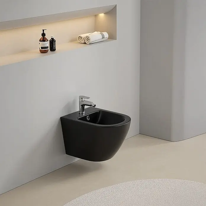 Kiamami Valentina Wand-WC-Kombination - Spülrandlos, WC Abgang: Senkrecht, Schwarz - Ein elegantes, wandmontiertes schwarzes Bidet mit Chromarmatur in einem modernen Badezimmer.