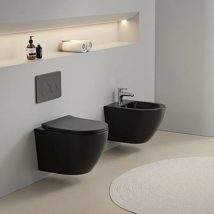 Kiamami Valentina Wand-WC - Spülrandlos, WC Abgang: Senkrecht, Schwarz - Wandhängende matte schwarze Toilette und Bidet mit grauer Spülplatte.