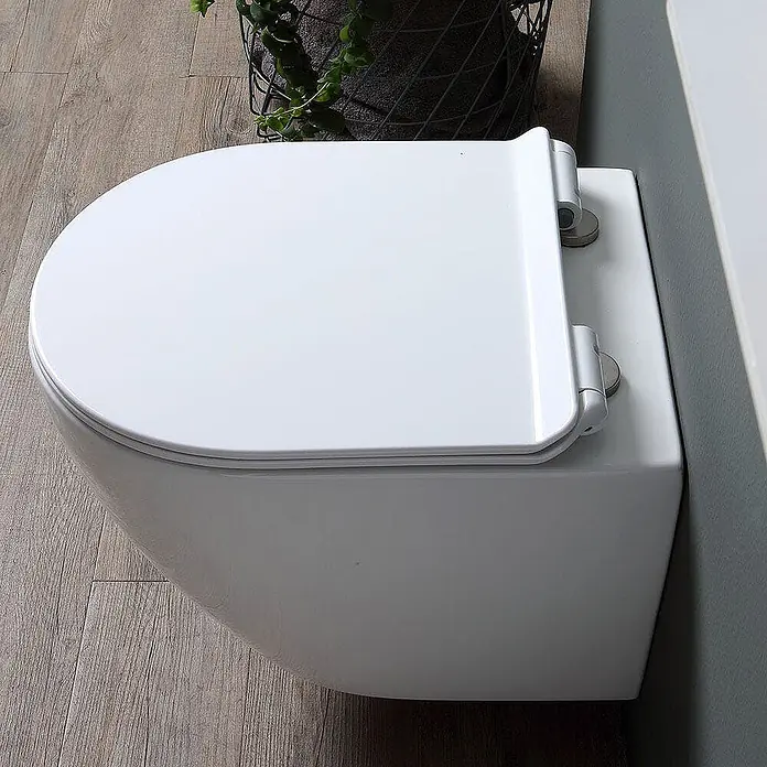 Kiamami Valentina Wand-WC - Spülrandlos, WC Abgang: Senkrecht, Weiß - Weißes wandhängendes WC mit geschlossenem Deckel und sichtbaren Soft-Close-Scharnieren.