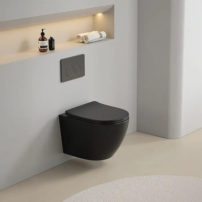 Kiamami Valentina Wand-WC - Spülrandlos, WC Abgang: Senkrecht, Schwarz - Schwarzes wandhängendes WC mit dunkler Spülplatte in einem modernen Badezimmer.