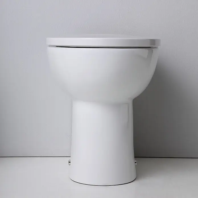 Kiamami Valentina Stand-WC - Mit Spülrand, WC Abgang: Senkrecht, Weiß - Modernes weißes Stand-WC aus Keramik mit geschlossenem Deckel.