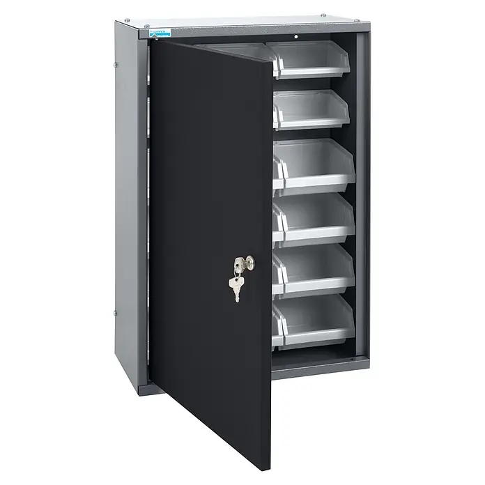Küpper Hängeschrank - L x B x H: 20 x 40 x 60 cm, Schwarz/Anthrazit, Pulverbeschichtet - Offener grauer Metallschrank mit schwarzer Tür, mit mehreren durchsichtigen Behältern und Schlüsseln am Schloss.