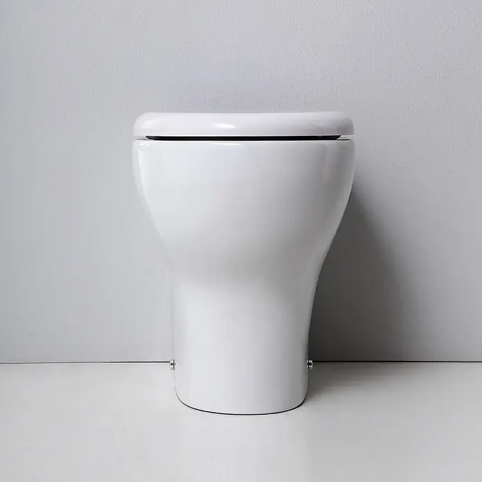 Kiamami Valentina Stand-WC - Spülrandlos, WC Abgang: Senkrecht, Weiß - Weißes, wandbündiges Keramik-WC mit glattem, modernem Design und geschlossenem Sitz.