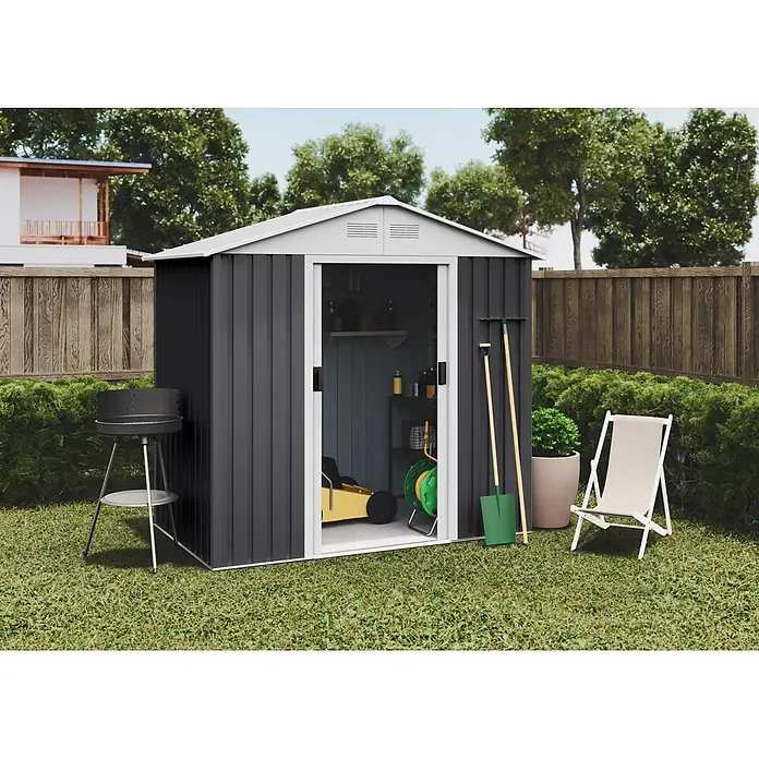 Hoggar Gerätehaus Advanced - Außenmaß inkl. Dachüberstand (B x T): 214 x 130 cm, Stahl, Anthrazit/Weiß - Dunkelgrauer Metall-Gartenschuppen mit weißem Dach, offenbart Gartengeräte und Rasenmäher, platziert mit Grill und Liegestuhl.
