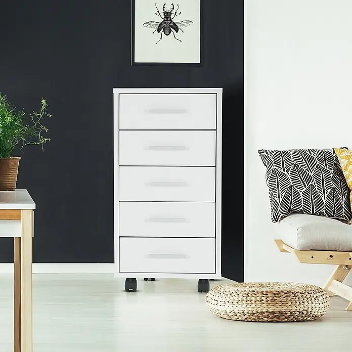 ML-Design Rollcontainer Mobiler Bürocontainer mit Schubladen für Akten & Dokumente - L x B x H: 33 x 38 x 63,5 cm, Weiß - Weiße Kommode mit fünf Schubladen und silbernen Griffen auf Rollen in einem modernen Wohnraum.