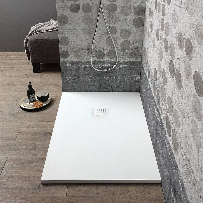 Kiamami Valentina Duschwanne - L x B: 100 x 70 cm, Verbundwerkstoff, Weiß - Weißes, rechteckiges Duschbecken mit mittigem quadratischem Abfluss, installiert in einem modernen Bad mit grauen Wänden und Holzfußboden.