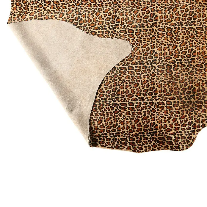Esbeco Kuhfell - 100 % Echtfell, Leopard - Leopardenmuster-Lederstück. Hier ist ein Stück Leder mit einem aufregenden Leopardenmuster auf der einen und einer hellbraunen Wildlederseite auf der anderen Seite.