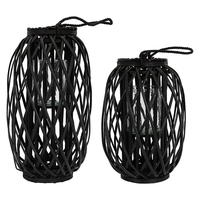 ECD Germany Deko-Tischleuchte Laterne Ried mit Henkel Rattan Windlicht mit Glaseinsatz Kerzenständer - L x B x H: 28 x 28 x 50 cm - Zwei schwarze Weidenlaternen mit Glaseinsätzen, eine größer als die andere.