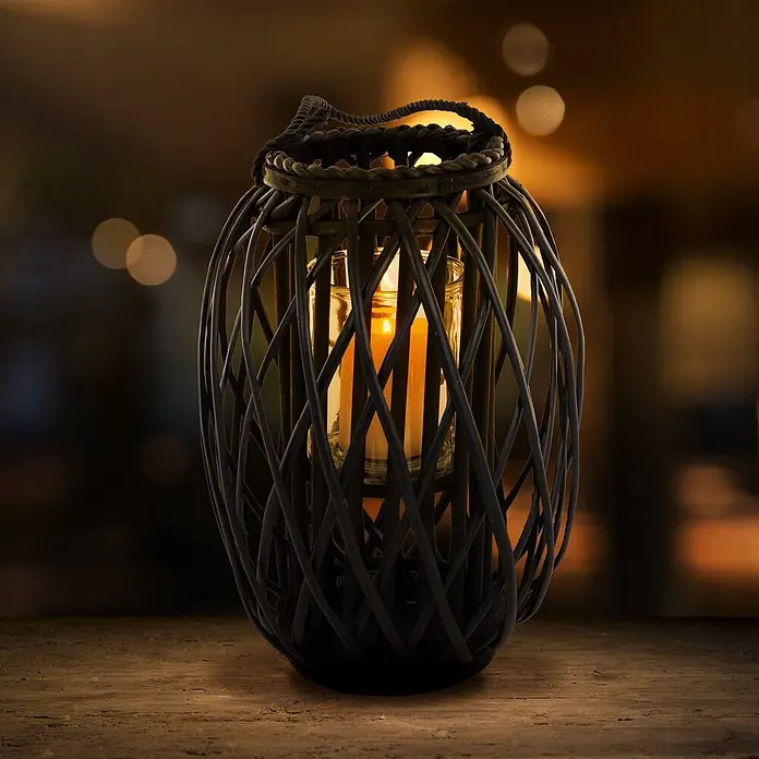 ECD Germany Deko-Tischleuchte Laterne Ried mit Henkel Rattan Windlicht mit Glaseinsatz Kerzenständer - L x B x H: 26 x 26 x 40 cm - Dunkle geflochtene Laterne mit brennender Kerze, auf Holztisch.