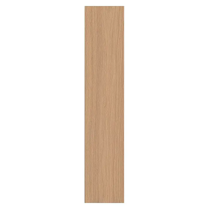 Krono Original Laminat Herringbone 8 - Smoked Montanara Oak, Fischgrät, 630 x 126 x 8 mm - Hellbraune Holzplatte mit deutlicher vertikaler Maserung.