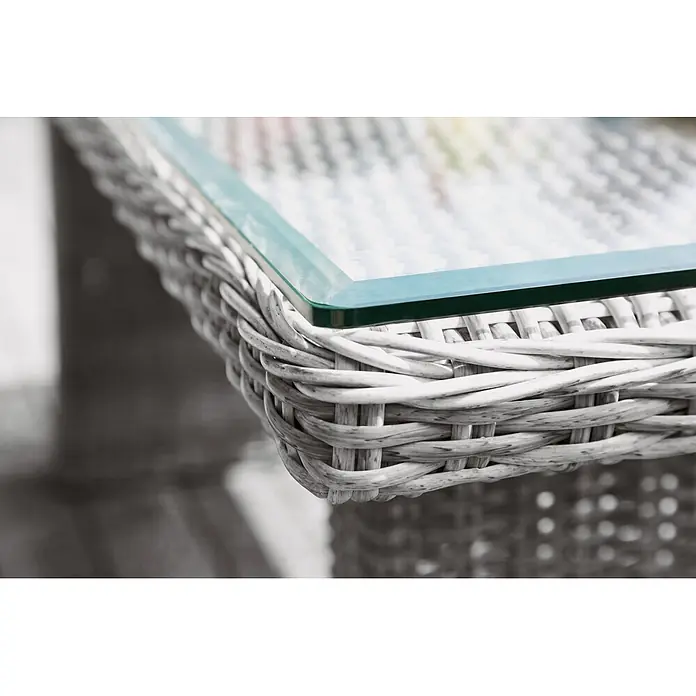 Sunfun Pauline Gartentisch - L x B x H: 200 x 100 x 75 cm, Aluminium, Glas, Rechteckig, Bambusgrau - Nahaufnahme eines weißen Rattantisches mit Glasplatte, der die feine Verarbeitung und das elegante Design hervorhebt.