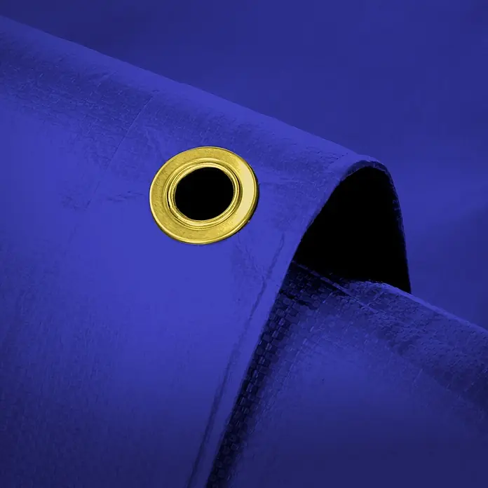 ECD Germany Abdeckplane - L x B: 500 x 400 cm, 650 g/m², Kunststoff - Nahaufnahme einer leuchtend blauen Schwerlastplane mit goldener Messingöse, die das strukturierte Material zeigt.