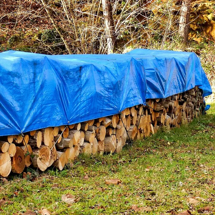 ECD Germany Abdeckplane Gartenplane 180g/m² mit Ösen Reißfeste Regenplane Polyethylen - L x B: 600 x 150 cm, 180 g/m², Kunststoff - Blaue Plane bedeckt langen Holzstapel im Freien, schützt ihn vor Witterung.
