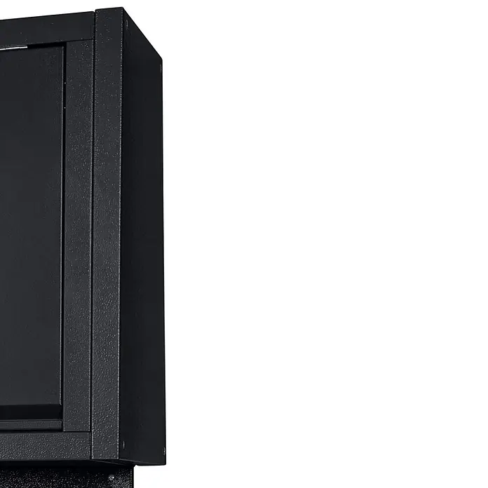 Küpper Profi Modul System Seitenwand - Schwarz, 2 Stk. - Nahaufnahme eines schwarzen, strukturierten Metallschranks. Ecke und Teil einer Tür sind sichtbar.