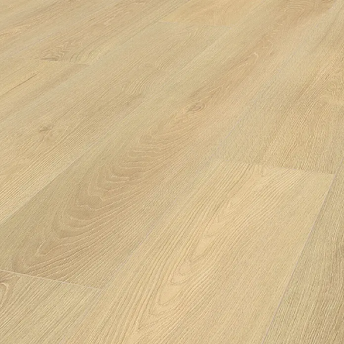 Krono Original Laminat Organic Clever Long Silent - Blonde Montreux Oak, Landhausdiele, 2.003 x 245 x 7 mm - Helle Laminatdielen in Naturholzoptik mit sichtbarer Maserung, diagonal verlegt.