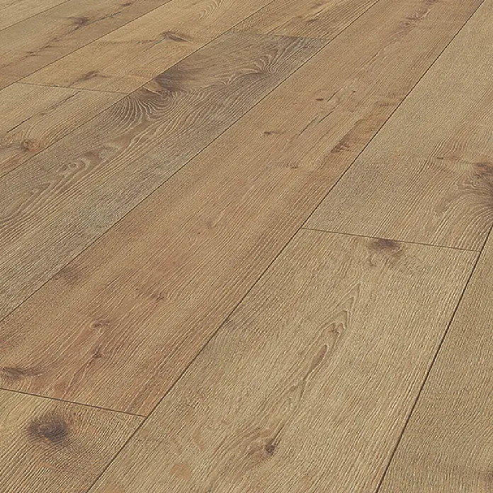 Krono Original Laminat Organic Clever Long Silent - Sepia Tegernsee Oak, Landhausdiele, 2.003 x 245 x 7 mm - Hellbrauner Laminatboden in Holzoptik mit sichtbarer Maserung und Ästen, in Dielen verlegt.
