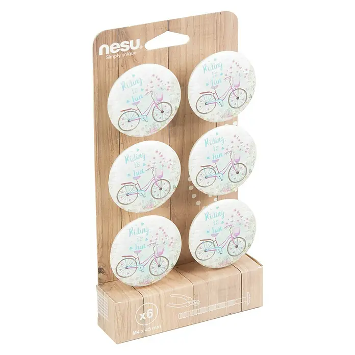 Nesu Pomo para muebles Bicis 6 uds. - 6 ud., Ø x Al: 50 x 24 mm, Plástico - Primer plano de seis tiradores de muebles con temática de bicicletas sobre una tabla de madera con tornillos, ideales para decorar habitaciones infantiles.