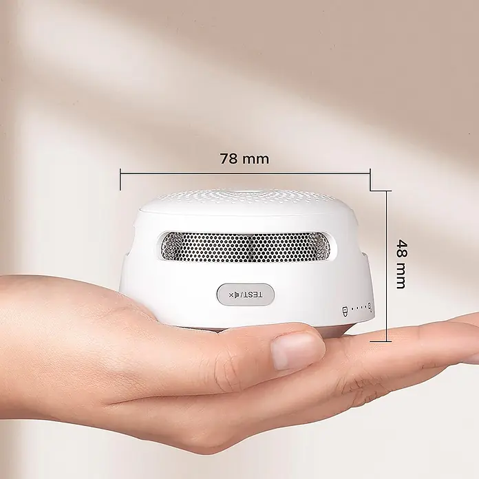 Simonrack Ecofire Detector de humo Smart - Diámetro: 78 cm, Señal de alarma: 85 dB - Detector de humo blanco sostenido en una mano, de 78 mm de ancho y 48 mm de alto, con parte superior perforada y laterales de malla.