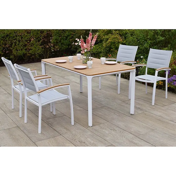 Merxx Gartentisch-Set Pisa - Gesamtumfang: 5 -tlg., L x B x H: 160 x 90 x 77 cm, Aluminium/Textil, Stapelbar - Moderne Outdoor-Essgruppe mit weißen Gestellen, hellem Holztisch und hellgrauen Stühlen mit Holzarmlehnen auf einer Terrasse.