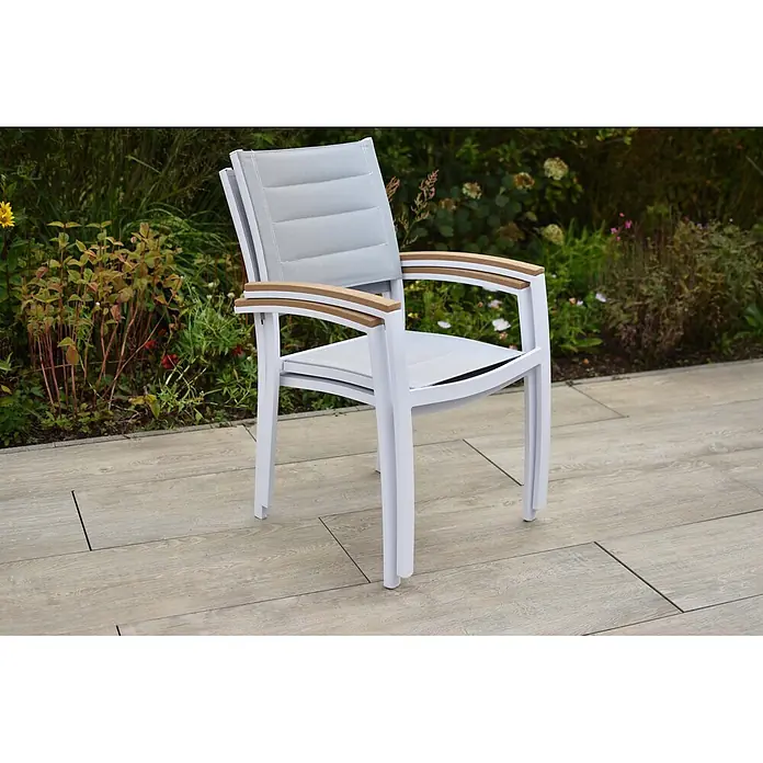 Merxx Gartentisch-Set Pisa - Gesamtumfang: 5 -tlg., L x B x H: 160 x 90 x 77 cm, Aluminium/Textil, Stapelbar - Stapelbarer weißer Gartenstuhl mit hellgrauem Stoff und Holzarmlehnen.