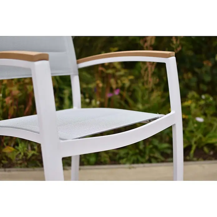Merxx Gartentisch-Set Pisa - Gesamtumfang: 5 -tlg., L x B x H: 160 x 90 x 77 cm, Aluminium/Textil, Stapelbar - Weißer Gartenstuhl mit Holzarmlehnen und grauer Netzbespannung.