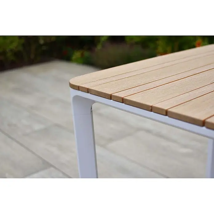 Merxx Gartentisch-Set Pisa - Gesamtumfang: 5 -tlg., L x B x H: 160 x 90 x 77 cm, Aluminium/Textil, Stapelbar - Nahaufnahme eines Gartentisches mit heller Holzlattenplatte und weißem Metallrahmen auf einer Terrasse.