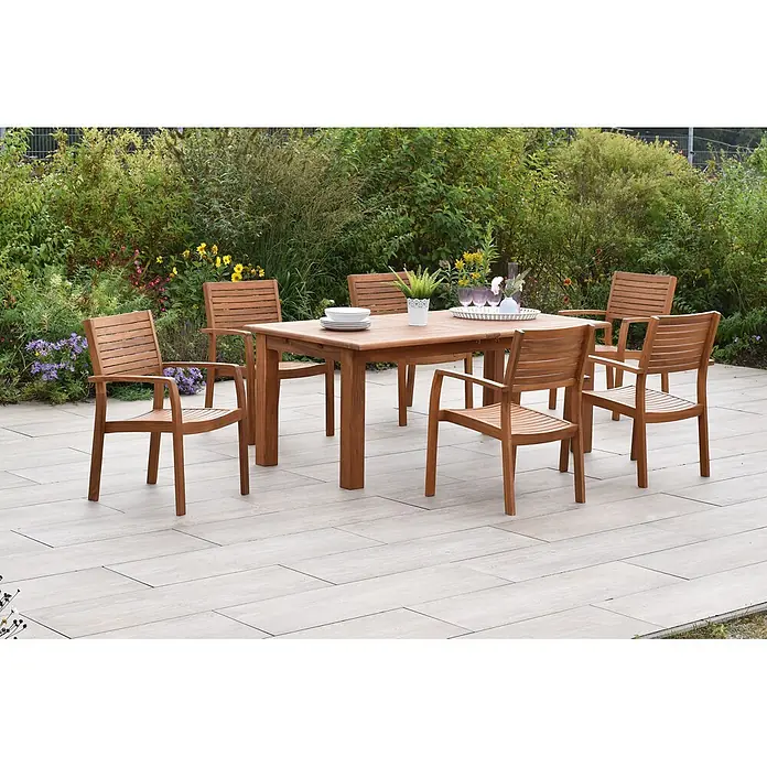 Merxx Gartentisch-Set Batavia - Gesamtumfang: 7 -tlg., L x B x H: 260 x 100 x 75 cm, Akazie, Stapelbar - Hölzernes Terrassen-Essgruppe mit Tisch und sechs Stühlen auf einer gefliesten Terrasse im Garten.