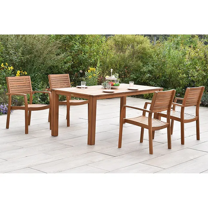 Merxx Gartentisch-Set Batavia - Gesamtumfang: 5 -tlg., L x B x H: 185 x 90 x 75 cm, Akazie, Stapelbar - Braunes Holz-Outdoor-Essgruppe mit rechteckigem Tisch und vier Stühlen auf einer Terrasse, bereit für eine Mahlzeit.