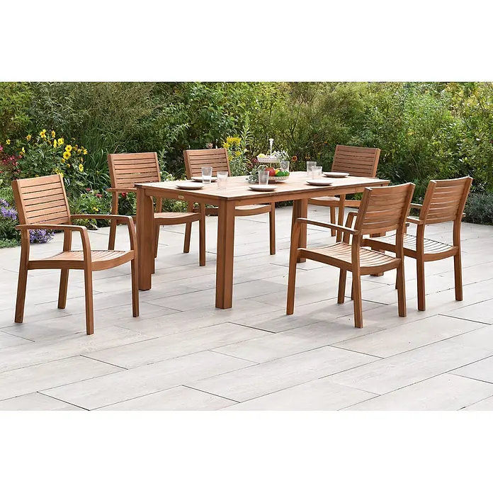 Merxx Gartentisch-Set Batavia - Gesamtumfang: 13 -tlg., L x B x H: 185 x 90 x 75 cm, Akazie, Stapelbar - Hölzernes Outdoor-Essgruppe mit rechteckigem Tisch und sechs Stühlen auf einer Terrasse, im Garten, mit Geschirr gedeckt.