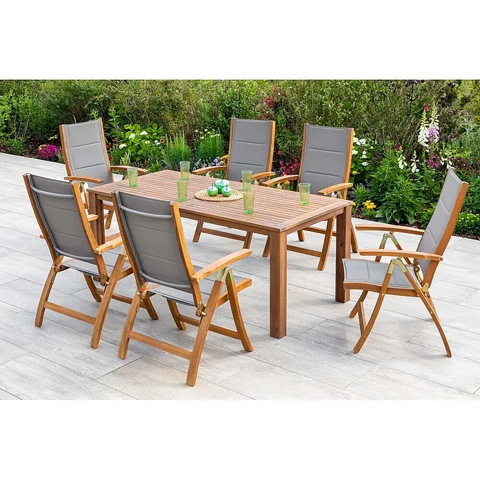 Merxx Gartentisch-Set Acapulco - Gesamtumfang: 7 -tlg., L x B x H: 262 x 90 x 75 cm, Akazie/Textil, Klappbar - Outdoor-Essgruppe aus Holz mit sechs Stühlen mit grauem Stoff, auf einer Terrasse im Garten.