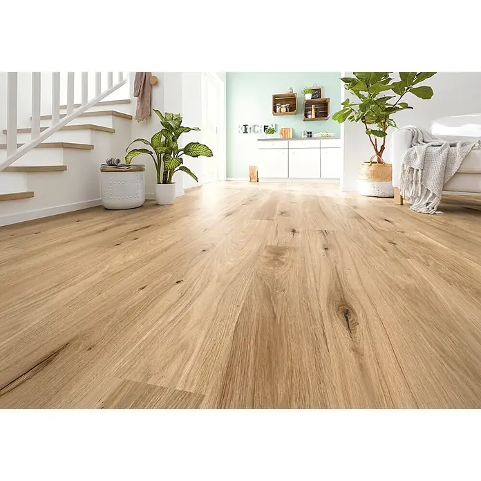 Decolife Designboden Naturestyle Pure - Oak Rustic, Landhausdiele, 1.220 x 185 x 9 mm - Heller Naturholzfußboden mit sichtbarer Maserung und Ästen, verlegt in einem hellen, modernen Interieur.