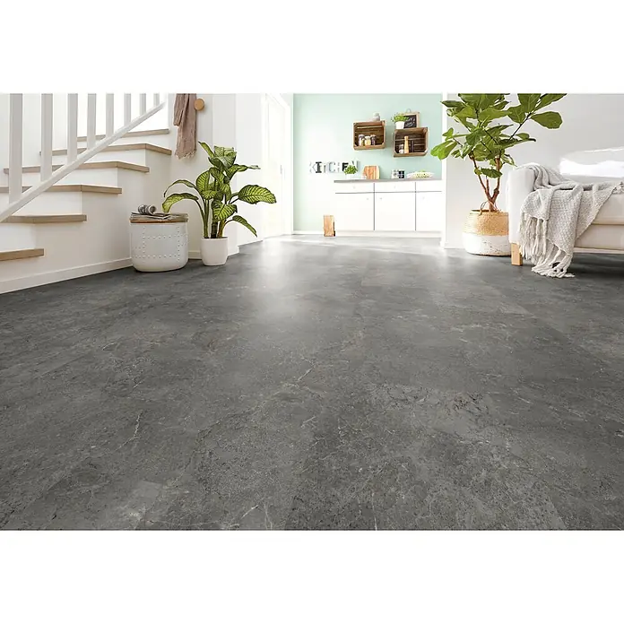 Decolife Designboden Naturestyle Pure - Slate Dark Grey, Fliese, 905 x 295 x 9 mm - Dunkelgrauer Boden in Steinoptik, der einen modernen, hellen Raum bedeckt. Der strapazierfähige Boden bildet eine stilvolle Basis.