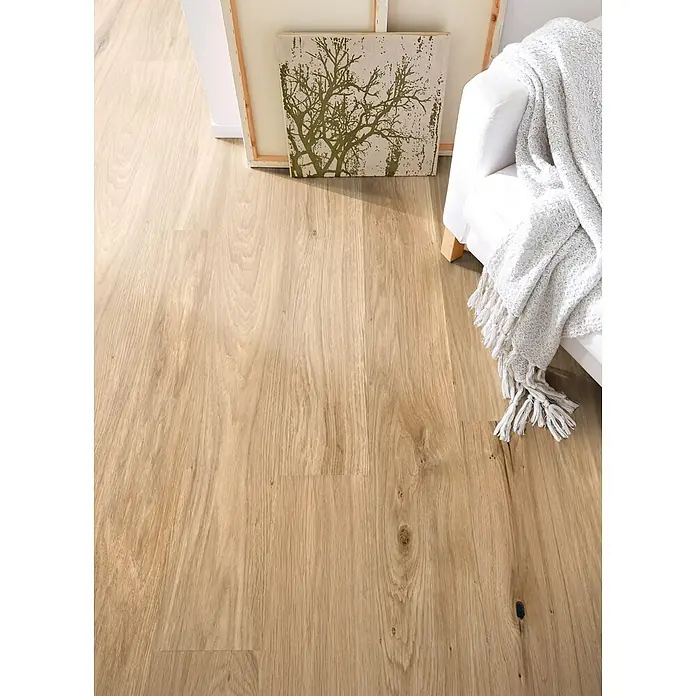 Decolife Designboden Naturestyle Pure - Oak Rustic, Landhausdiele, 1.220 x 185 x 9 mm - Helles Holzboden in einem Wohnraum.