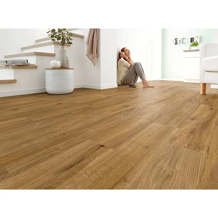 Decolife Designboden Naturestyle Pure - Oak Amber, Landhausdiele, 1.220 x 185 x 9 mm - Warmer brauner Boden in Holzoptik in einem modernen Wohnbereich.