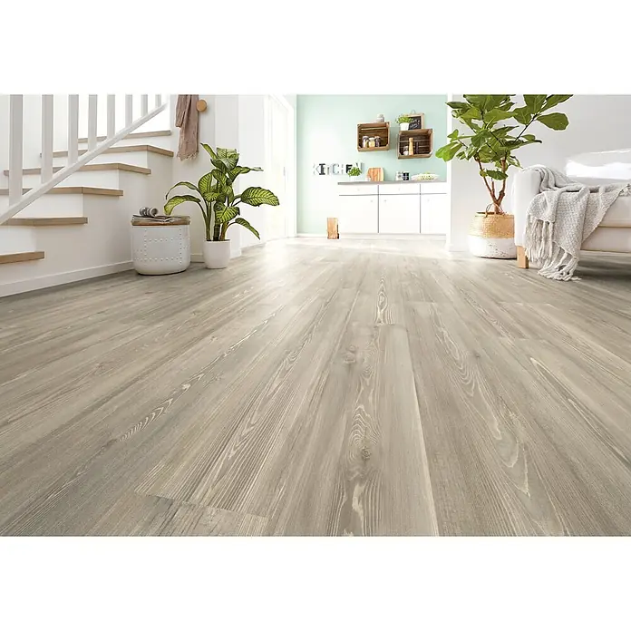 Decolife Designboden Naturestyle Pure - Oak Rock, Landhausdiele, 1.220 x 185 x 9 mm - Heller, grau melierter Laminatboden in Holzoptik mit realistischer Maserung in einem modernen Raum.