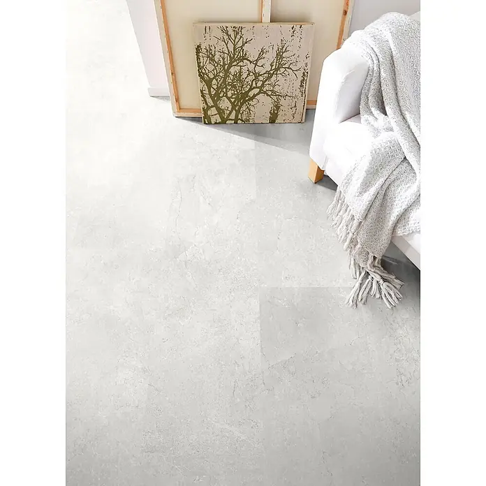 Decolife Designboden Naturestyle Pure - Slate Light Grey, Fliese, 905 x 295 x 9 mm - Hellgraue Bodenfliesen mit Marmoreffekt in einem modernen Raum verlegt.