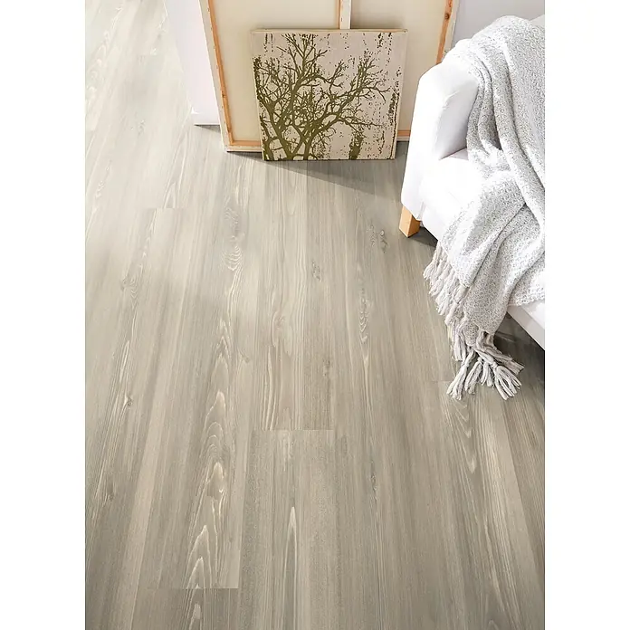 Decolife Designboden Naturestyle Pure - Oak Rock, Landhausdiele, 1.220 x 185 x 9 mm - Helle, grau-holzfarbene Bodenbelag mit sichtbarer Maserung in einem Wohnraum.