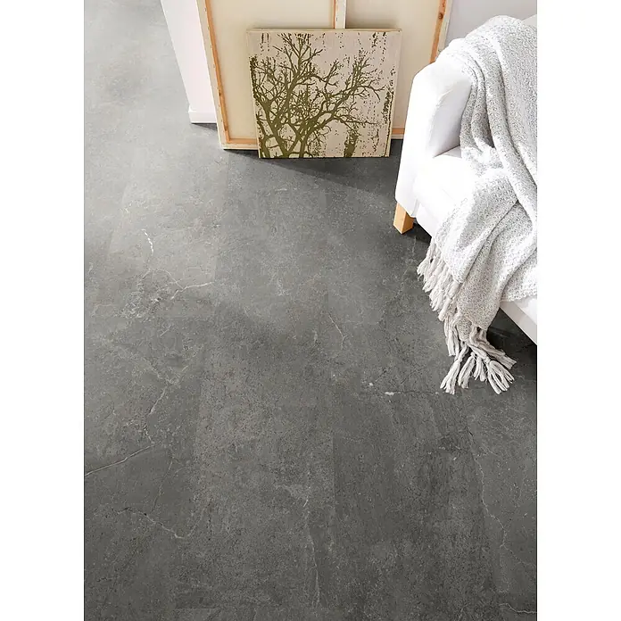 Decolife Designboden Naturestyle Pure - Slate Dark Grey, Fliese, 905 x 295 x 9 mm - Dunkelgrauer Boden in Steinoptik mit Maserung in modernem Interieur.