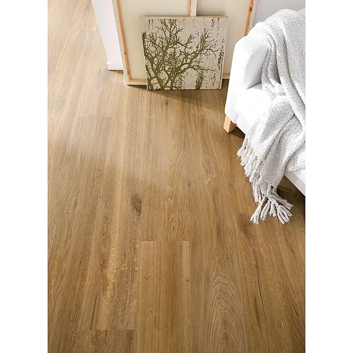 Decolife Designboden Naturestyle Pure - Oak Amber, Landhausdiele, 1.220 x 185 x 9 mm - Helle braune Holzfußbodenbretter mit natürlicher Maserung, verlegt als Bodenbelag in einem Raum mit Sofa und Kunstwerk.