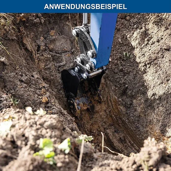 Scheppach Greifschaufel - Stahl, Passend für: Scheppach Minibagger EXC1400 - Blauer und schwarzer Baggerarm mit Schaufel gräbt einen schmalen Graben in brauner Erde.