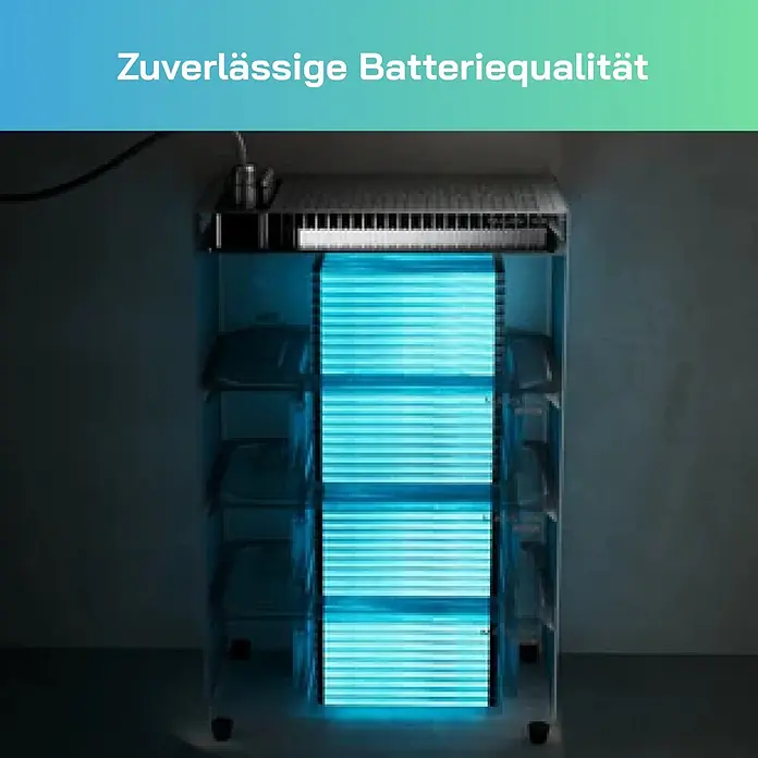 Sunniva Balkonkraftwerk-Set 1000 / 800 Watt mit Marstek Jupiter C Plus 2.56 kWh Speicher - Nennleistung: 800 W - Transparente Mehrfachablage-Einheit mit leuchtend blauen Lichtleisten, wahrscheinlich zur Batterielagerung oder -ladung.