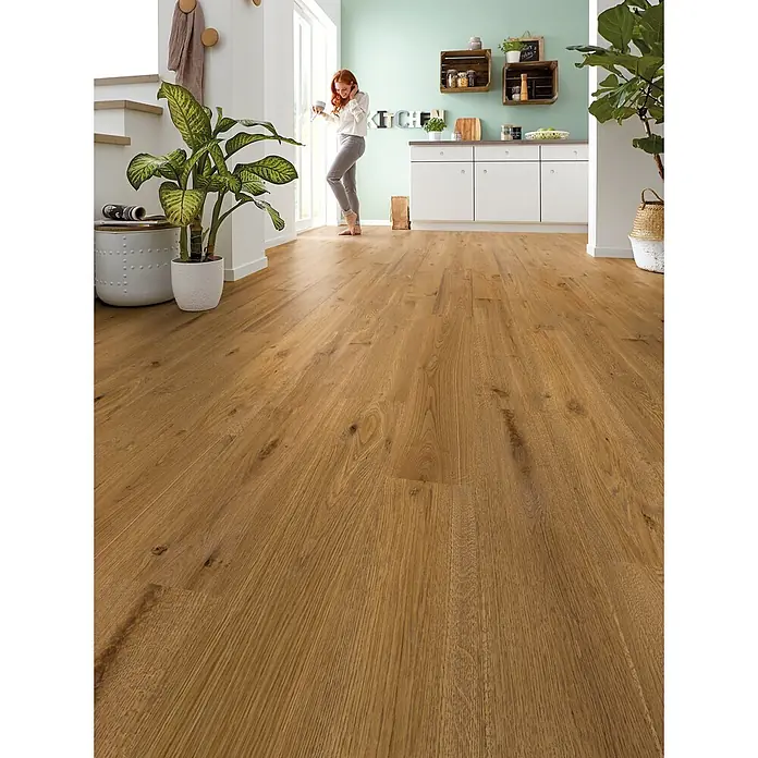 Decolife Designboden Naturestyle Pure - Oak Terra, Landhausdiele, 1.220 x 185 x 9 mm - Hellbraune Holzfußbodenbretter in einem hellen, modernen Wohnambiente.