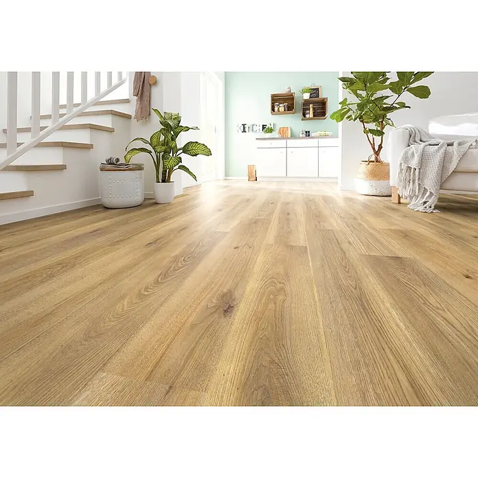 Decolife Designboden Naturestyle Pure - Oak Nature, Landhausdiele, 1.220 x 185 x 9 mm - Heller Holzboden mit natürlicher Maserung in einem hellen Wohnambiente mit Treppe und Möbeln.