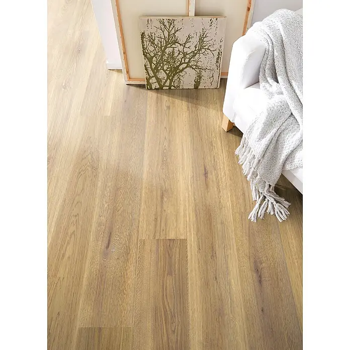Decolife Designboden Naturestyle Pure - Oak Nature, Landhausdiele, 1.220 x 185 x 9 mm - Heller bis mittelbrauner Holzdielenboden in einem Raum mit Sofa und Kunstwerk, der seine natürliche Holzmaserung zeigt.