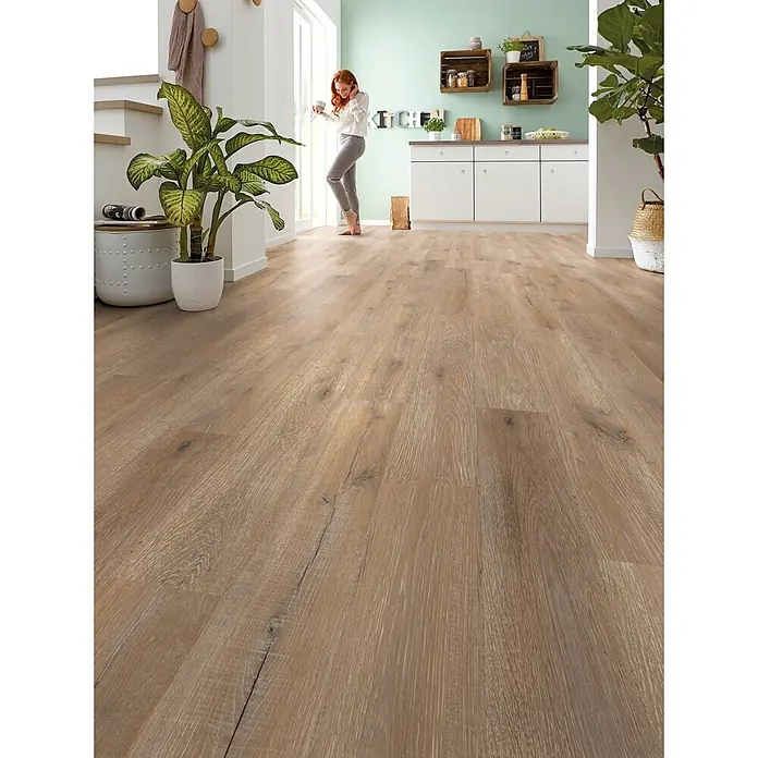 Decolife Designboden Naturestyle Pure - Oak Raw, Landhausdiele, 1.220 x 185 x 9 mm - Hellbrauner Holzboden mit natürlicher Maserung und Ästen in einer modernen Küche.